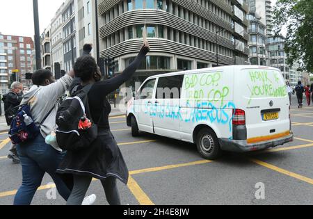 Menschen marschieren entlang der Park Lane im Zentrum Londons, während sie an einer Demonstration von Black Lives Matter teilnehmen, in Erinnerung an George Floyd, der am 25. Mai in Polizeigewahrsam in der US-Stadt Minneapolis getötet wurde. Bilddatum: Mittwoch, 3. Juni 2020. Stockfoto