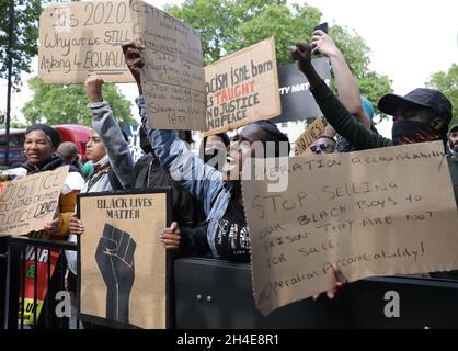 Während einer Kundgebung vor der Nelson-Mandela-Statue auf dem Parliament Square in London versammeln sich Menschen, während die Beerdigung von George Floyd in den USA nach seinem Tod am 25. Mai in Polizeigewahrsam in der US-Stadt Minneapolis stattfindet. Bilddatum: Dienstag, 9. Juni 2020. Stockfoto