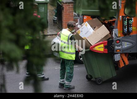 Ein Müllsammler des Islington council, der eine Gesichtsmaske trägt, löscht die Recyclingbehälter von den Anwohnern im Norden Londons. Bilddatum: Donnerstag, 11. Juni 2020. Stockfoto