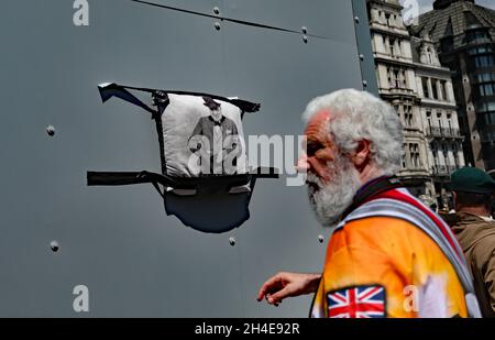 Ein Foto von Churchill ist an einer Wand vor dem Londoner Parlamentsgebäude festgeklebt, während eines Protestes der Allianz der Demokratischen Fußballnationalmannschaft gegen einen Protest gegen Black Lives Matter. Bilddatum: Samstag, 13. Juni 2020. Stockfoto