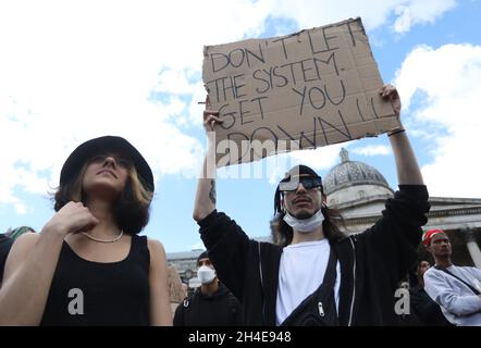 Demonstranten von Black Lives Matter halten Plakate während eines Protestes auf dem Trafalgar Square in London. Bilddatum: Samstag, 13. Juni 2020. Stockfoto