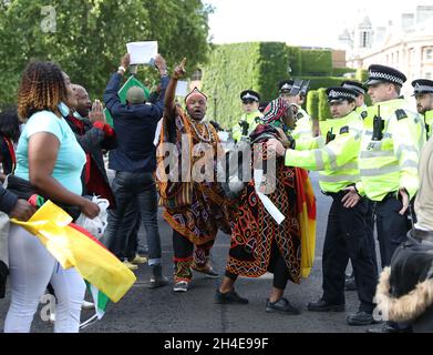 Demonstranten protestieren gegen Französisch Einmischung in Kamerun innenpolitischen Angelegenheiten vor dem französischen Präsidenten Emmanuel Macron, während er an einer offiziellen Veranstaltung mit dem britischen Premierminister Boris Johnson während seines Besuchs im Vereinigten Königreich, um den 80. Jahrestag der französischen Widerstandsführer Charles de Gaulleâ €™s Kriegszeit Sendung. Bilddatum: Donnerstag, 18. Juni 2020. Stockfoto