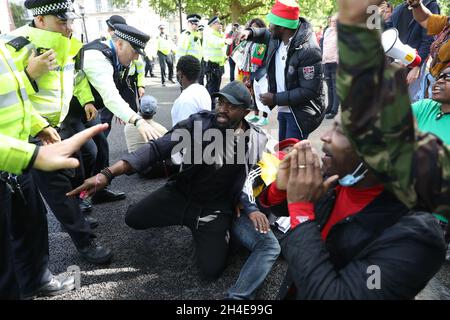 Polizei zurückhalten Demonstranten protestieren gegen Französisch Einmischung in Kamerun innenpolitischen Angelegenheiten vor dem französischen Präsidenten Emmanuel Macron, während er an einer offiziellen Veranstaltung mit dem britischen Premierminister Boris Johnson während seines Besuchs im Vereinigten Königreich, um den 80. Jahrestag des französischen Widerstandsführer Charles de Gaulleâ €™s Kriegszeitübertragung. Bilddatum: Donnerstag, 18. Juni 2020. Stockfoto