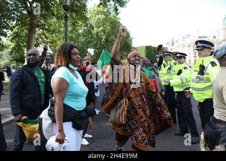 Demonstranten protestieren gegen Französisch Einmischung in Kamerun innenpolitischen Angelegenheiten vor dem französischen Präsidenten Emmanuel Macron, während er an einer offiziellen Veranstaltung mit dem britischen Premierminister Boris Johnson während seines Besuchs im Vereinigten Königreich, um den 80. Jahrestag der französischen Widerstandsführer Charles de Gaulleâ €™s Kriegszeit Sendung. Bilddatum: Donnerstag, 18. Juni 2020. Stockfoto