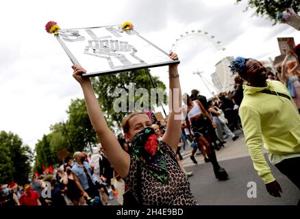 Menschen mit schützenden Gesichtsmasken nehmen an einem marsch der Black Trans Lives Matter durch das Zentrum Londons Teil, an dem der Tag, an dem Pride in London stattfinden sollte, nach einer Reihe von Protesten der Black Lives Matter in ganz Großbritannien. Bilddatum: Samstag, 27. Juni 2020. Stockfoto