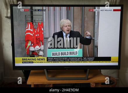 Eine Live-TV-Sendung von Sky News zeigt den britischen Premierminister Boris Johnson, als er einen Plan für Infrastrukturprojekte vorstellt, der die Erholung des Landes von der Coronavirus-Pandemie anregen soll. Bilddatum: Dienstag, 30. Juni 2020. Stockfoto