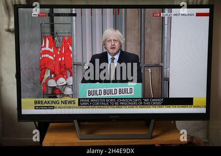 Eine Live-TV-Sendung von Sky News zeigt den britischen Premierminister Boris Johnson, als er einen Plan für Infrastrukturprojekte vorstellt, der die Erholung des Landes von der Coronavirus-Pandemie anregen soll. Bilddatum: Dienstag, 30. Juni 2020. Stockfoto