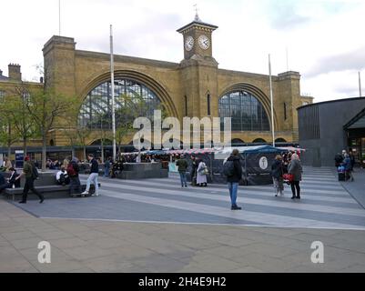 KINGS CROSS. LONDON. ENGLAND. 10-28-21. Kings Cross Bahnhofsfront mit einem handwerklichen Lebensmittelmarkt auf dem Vorplatz. Stockfoto