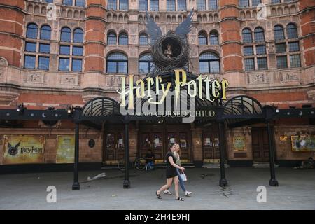 People Walk by Harry Potter and the Cursed Child Signage im Palace Theatre, das seit Inkrafttreten der Sperrbeschränkungen in England im vergangenen März geschlossen geblieben ist. Bilddatum: Freitag, 3. Juli 2020. Stockfoto