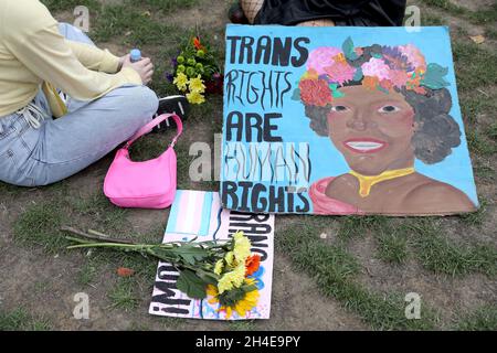 Ein Plakat, das während eines Protestes auf dem Parliament Square in London zu Transgender-Rechten aufruft, nachdem in ganz Großbritannien eine Reihe von Protesten gegen Black Lives Matter stattfanden. Bilddatum: Samstag, 4. Juli 2020. Stockfoto