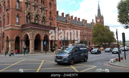 St. PANCRAS. LONDON. ENGLAND. 10-28-21. Bahnhof St. Pancras. Die Bahnhofsfassade an der Euston Road, die jetzt ein Hotel ist. Stockfoto