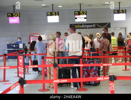 Eine Gruppe von Reisenden, die am Jet2-Check-in-Schalter am internationalen Flughafen von Ibiza in die britische Warteschlange zurückkehrt, hat das Reiseunternehmen angekündigt, dass es Kunden im Urlaub in Spanien, die gebeten wurden, frühzeitig zurück nach Großbritannien zu fliegen, erstatten wird. Bilddatum: Sonntag, 2. August 2020. Stockfoto