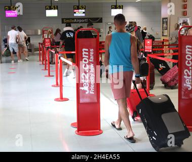 Eine Gruppe von Reisenden, die am Jet2-Check-in-Schalter am internationalen Flughafen von Ibiza in die britische Warteschlange zurückkehrt, hat das Reiseunternehmen angekündigt, dass es Kunden im Urlaub in Spanien, die gebeten wurden, frühzeitig zurück nach Großbritannien zu fliegen, erstatten wird. Bilddatum: Sonntag, 2. August 2020. Stockfoto