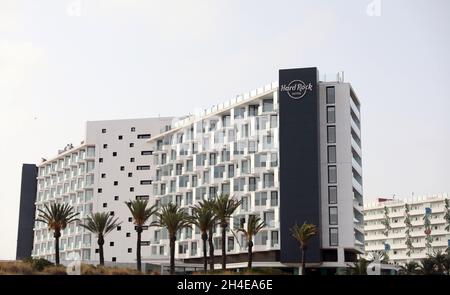 Eine allgemeine Sicht auf das Hard Rock Hotel Ibiza an der Playa d'en Bossa auf Ibiza, Spanien, wo die Tourismusindustrie aufgrund der hohen COVID-19-Fälle von der jüngsten 14-tägigen Quarantänepflicht der britischen Regierung für alle Touristen, die aus Spanien reisen, hart getroffen wurde. Bilddatum: Samstag, 1. August 2020. Stockfoto