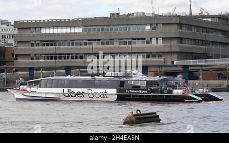 Ein Uber Boat von Thames Clippers fährt auf der Themse, London, und markiert den Beginn der Partnerschaft zwischen den Unternehmen. Auf der Themse wird eine Flotte von 20 Booten eingesetzt, die von 23 Piers in ganz London abfährt. Bilddatum: Freitag, 7. August 2020. Stockfoto