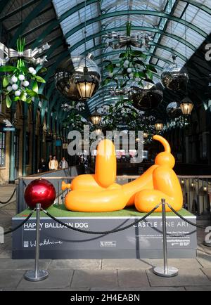 Covent Garden, London, Großbritannien. November 2021. Die Weihnachtsdekoration in Covent Garden und eine festliche Happy Balloon Dog Skulptur von Whatshisname. Kredit: Matthew Chattle/Alamy Live Nachrichten Stockfoto