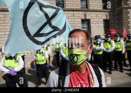 Ein Protestant des Aussterbens am Parliament Square in London, umgeben von Polizeibeamten, am zweiten Tag der zehntägigen Störung durch die Klimaaktivisten-Gruppe in ganz Großbritannien. Bilddatum: Mittwoch, 2. September 2020. Stockfoto