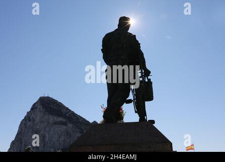 Das Denkmal für die spanischen Arbeiter in Gibraltar gegenüber der Grenze zu La Línea de la Concepcion, Spanien, als das britische Überseegebiet eine zweite Sperre auferlegt hat, um die langsam ansteigende Rate von Coronavirus-Fällen zu verlangsamen, Nur wenige Tage nach der Einigung mit der spanischen Regierung, um die Fluidität entlang ihrer Grenze nach dem Brexit zu gewährleisten. Bilddatum: Sonntag, 3. Januar 2021. Bildnachweis sollte lauten: Isabel Infantes Stockfoto