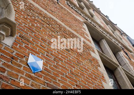 MECHELEN, BELGIEN - 16. Oktober 2021: Eine Aufnahme des Schildes „Beschermd-Denkmal“ auf einem denkmalgeschützten Backsteingebäude in Mechelen, Belgien Stockfoto