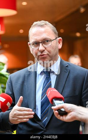 Potsdam, Deutschland. November 2021. Frank Werneke, Vorsitzender von Verdi, spricht in einem Hotel am Rande der Tarifverhandlungen für den öffentlichen Dienst der Länder mit Journalisten. Verdi führt die Tarifverhandlungen gemeinsam mit anderen Gewerkschaften und dem Beamtenverband in einer Verhandlungsgruppe. Von den Verhandlungen sind rund 1.1 Millionen Mitarbeiter betroffen. (To dpa 'Gewerkschaften verlängern Warnstreiks im öffentlichen Dienst') Quelle: Jens Kalaene/dpa-Zentralbild/dpa/Alamy Live News Stockfoto