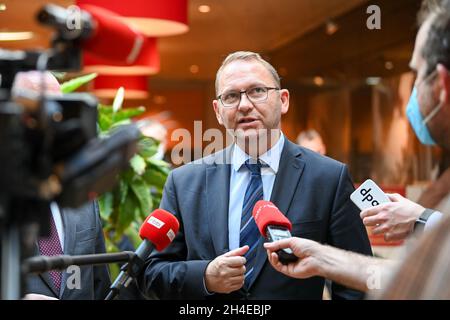 Potsdam, Deutschland. November 2021. Frank Werneke, Vorsitzender von Verdi, spricht in einem Hotel am Rande der Tarifverhandlungen für den öffentlichen Dienst der Länder mit Journalisten. Verdi führt die Tarifverhandlungen gemeinsam mit anderen Gewerkschaften und dem Beamtenverband in einer Verhandlungsgruppe. Von den Verhandlungen sind rund 1.1 Millionen Mitarbeiter betroffen. (To dpa 'Gewerkschaften verlängern Warnstreiks im öffentlichen Dienst') Quelle: Jens Kalaene/dpa-Zentralbild/dpa/Alamy Live News Stockfoto