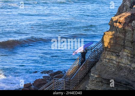 Ein Surfer mit einem Surfbrett im Sunset Cliffs Natural Park. San Diego, Kalifornien, USA. Stockfoto