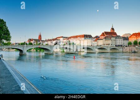 Blick vom Rheinufer entlang der Flusspromenade auf die Altstadt von Basel mit dem Basler Münster, der Martins Kirche, der Mittleren Brücke und dem Rhei Stockfoto