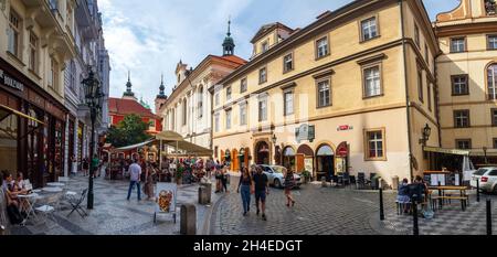 Karlsstraße in der Prager Altstadt, historische Straße mit Touristen, Prag, Tschechische republik Stockfoto