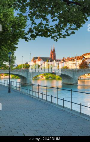 Blick vom Rheinufer entlang der Flusspromenade auf die Altstadt von Basel mit dem Basler Münster, der Martins Kirche, der Mittleren Brücke und dem Rhei Stockfoto