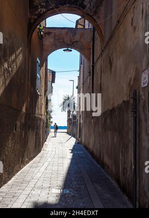 Monte Argentario (Italien) - Blick auf den Monte Argentario auf dem Tirreno-Meer, mit kleinen Städten; Provinz Grosseto, Region Toskana. Hier Orbetello Dorf Stockfoto