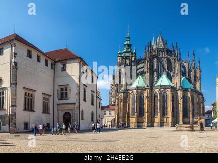 Veitsdom im Burghof, Blick auf die Rückseite der Kathedrale, Prag, Tschechien Stockfoto