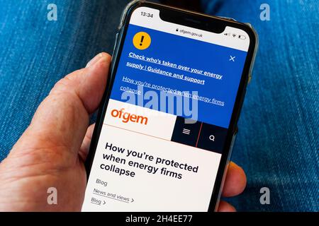 OFGEM-Website auf einem Mobiltelefon angezeigt Stockfoto