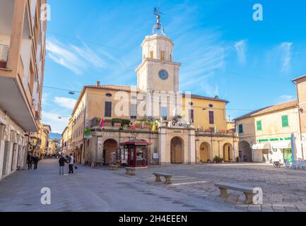 Monte Argentario (Italien) - Blick auf den Monte Argentario auf dem Tirreno-Meer, mit kleinen Städten; Provinz Grosseto, Region Toskana. Hier Orbetello Dorf Stockfoto