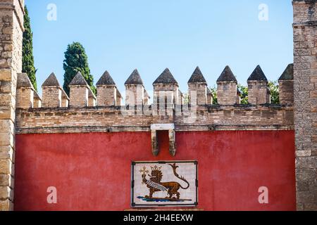 Sevilla, Spanien - 09. September 2015: Wappen des spanischen Königs Pedro I. über dem Löwentor zu den Real Alcazar Gärten in Sevilla. Die helle Narbe Stockfoto