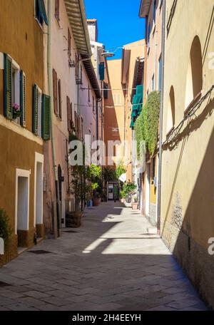 Monte Argentario (Italien) - Blick auf den Monte Argentario auf dem Tirreno-Meer, mit kleinen Städten; Provinz Grosseto, Region Toskana. Hier Orbetello Dorf Stockfoto