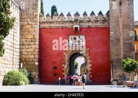 Sevilla, Spanien - 09. September 2015: Wappen des spanischen Königs Pedro I. über dem Löwentor zu den Real Alcazar Gärten in Sevilla. Die helle Narbe Stockfoto