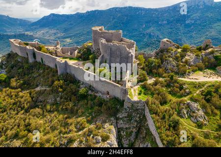 Luftaufnahme der mittelalterlichen Burg Peyrepertuse der Katharer in Südfrankreich Stockfoto