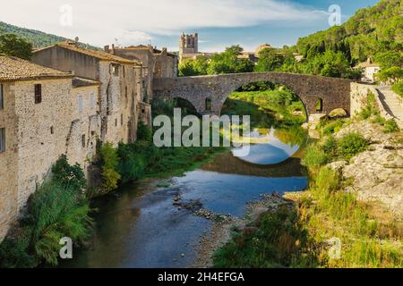 Lagrasse Dorf mit der alten Brücke und der römischen Abtei Saint Mary, Frankreich Stockfoto