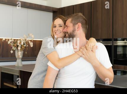 Nahaufnahme eines glücklichen, liebevollen jungen Paares in der Küche zu Hause Stockfoto