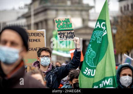 Plakat: Ich will Grün aber siehe Schwarz. Am 22. Oktober 2021 sammeln sich mehrere zehntausend Menschen aus ganz Deutschland in Berlin, um mit Fridays for Future Druck auf die Koalitionsverhandler von SPD, Bündnis 90 / die Grünen und FDP ausgleichen, damit diese die Wahlversprechen in Sachen Klimaschutz halten und das 1,5 Grad Ziel nicht übernehmen wird. Diese Woche hat FFF eine Liste an Anforderungen an die neue Regierung gestellt. The Demonstration Must on Grund of the Unwetterwarning be continued. * am 22. Oktober 2021 mehrere zehntausend Menschen aus ganz Ge Stockfoto