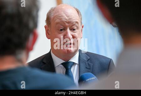 Potsdam, Deutschland. November 2021. Reinhold Hilbers (CDU), niedersächsischer Finanzminister und Verhandlungsleiter der Tarifgewerkschaft der Länder, spricht in einem Hotel am Rande der Tarifverhandlungen für den öffentlichen Dienst der Länder mit Journalisten. Von den Verhandlungen sind rund 1.1 Millionen Beschäftigte im öffentlichen Bereich betroffen. (To dpa 'Gewerkschaften verlängern Warnstreiks im öffentlichen Dienst') Quelle: Jens Kalaene/dpa-Zentralbild/dpa/Alamy Live News Stockfoto