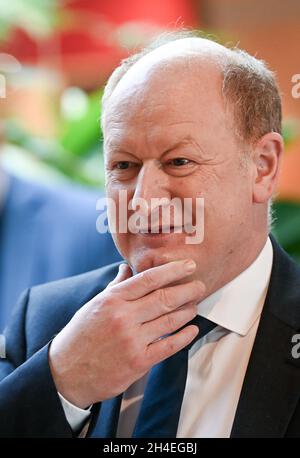 Potsdam, Deutschland. November 2021. Reinhold Hilbers (CDU), niedersächsischer Finanzminister und Verhandlungsleiter der Tarifgewerkschaft der Länder, spricht in einem Hotel am Rande der Tarifverhandlungen für den öffentlichen Dienst der Länder mit Journalisten. Von den Verhandlungen sind rund 1.1 Millionen Beschäftigte im öffentlichen Bereich betroffen. (To dpa 'Gewerkschaften verlängern Warnstreiks im öffentlichen Dienst') Quelle: Jens Kalaene/dpa-Zentralbild/dpa/Alamy Live News Stockfoto