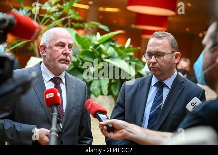 Potsdam, Deutschland. November 2021. Ulrich Silberbach (l.), Bundesvorsitzender des dbb Beamtenbund und Tarifunion, und Frank Werneke, Verdi-Vorsitzender, sprechen vor Journalisten am Rande der Tarifverhandlungen für den öffentlichen Dienst der Länder in einem Hotel. Verdi führt die Tarifverhandlungen gemeinsam mit anderen Gewerkschaften und dem Beamtenverband in einer Verhandlungsgruppe. Von den Verhandlungen sind rund 1.1 Millionen Mitarbeiter betroffen. (To dpa 'Gewerkschaften verlängern Warnstreiks im öffentlichen Dienst') Quelle: Jens Kalaene/dpa-Zentralbild/dpa/Alamy Live News Stockfoto