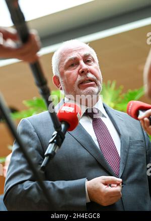 Potsdam, Deutschland. November 2021. Ulrich Silberbach, Bundesvorsitzender des dbb Beamtenbund und Tarifunion, spricht vor Journalisten am Rande der Tarifverhandlungen für den öffentlichen Dienst der Länder in einem Hotel. Verdi führt die Tarifverhandlungen gemeinsam mit anderen Gewerkschaften und dem Beamtenverband in einer Verhandlungsgruppe. Von den Verhandlungen sind rund 1.1 Millionen Beschäftigte im öffentlichen Bereich betroffen. (To dpa 'Gewerkschaften verlängern Warnstreiks im öffentlichen Dienst') Quelle: Jens Kalaene/dpa-Zentralbild/dpa/Alamy Live News Stockfoto