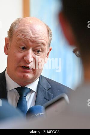 Potsdam, Deutschland. November 2021. Reinhold Hilbers (CDU), niedersächsischer Finanzminister und Verhandlungsleiter der Tarifgewerkschaft der Länder, spricht in einem Hotel am Rande der Tarifverhandlungen für den öffentlichen Dienst der Länder mit Journalisten. Von den Verhandlungen sind rund 1.1 Millionen Beschäftigte im öffentlichen Bereich betroffen. (To dpa 'Gewerkschaften verlängern Warnstreiks im öffentlichen Dienst') Quelle: Jens Kalaene/dpa-Zentralbild/dpa/Alamy Live News Stockfoto