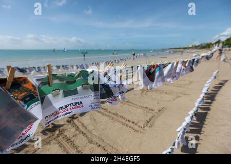 AL - Maceio - 11/02/2021 - MACEIO, RUPTURA PROJECT - Fotos des Ruptura-Projekts sind am Dienstag (2) am Strand von Pajuca zu sehen. Die Aktion zeigt Fotos, die Häuser und die Bevölkerung der Stadtteile Bebedouro, Pinheiro, Mutange und Bom Parto zeigen, die von dem Absinken des Bodens betroffen sind, der den Abbauaktivitäten von Unternehmen in der Region zugeschrieben wurde. Foto: Itawi Albuquerque/AGIF/Sipa USA Quelle: SIPA USA/Alamy Live News Stockfoto