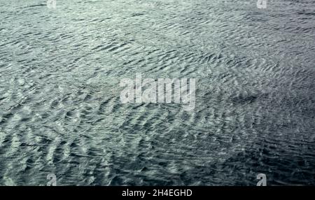 Sanft gewellte grüne Meer Textur Hintergrund Stockfoto