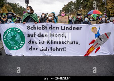 Banner: Schießt den Lindner auf den Mond, das ist Klimaschutz der isch Lohnt!. Am 22. Oktober 2021 sammeln sich mehrere zehntausend Menschen aus ganz Deutschland in Berlin, um mit Fridays for Future Druck auf die Koalitionsverhandler von SPD, Bündnis 90/die Grünen und FDP ausgleichen, damit diese die Wahlversprechen in Sachen Klimaschutz halten und das 1, 5 Grad Ziel nicht übertragen wird. Diese Woche hat FFF eine Liste an Anforderungen an die neue Regierung gestellt. The Demonstration Must on Grund of the Unwetterwarning be continued. * am 22. Oktober 2021 mehrere te Stockfoto