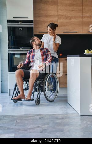 Glückliches positives Paar, das Zeit zusammen im Haus verbringt Stockfoto