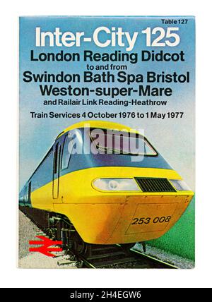 Ein kleines Fahrplanheft für den Londoner Bahnhof Paddington in den Westen Englands, das 1976 veröffentlicht wurde, als der Dienst die damals neuen Inter-City 125-Züge benutzte. Der InterCity 125 (ursprünglich Inter-City 125 oder High Speed Train) war ein von British Rail Engineering Limited zwischen 1975 und 1982 gebauter, dieselbetriebener Hochgeschwindigkeitszug für Personenbeförderung. Das Foto zeigt die markante Nase des Zuges. Die stromliniierte Front fehlte an konventionellen Puffern und das Zugwerk war unter einer Verkleidung versteckt – Vintage-Grafiken aus den 1970er Jahren. Stockfoto